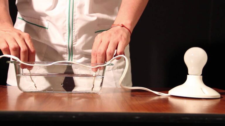 Descubre el sorprendente experimento de conductividad eléctrica con agua y sal en casa